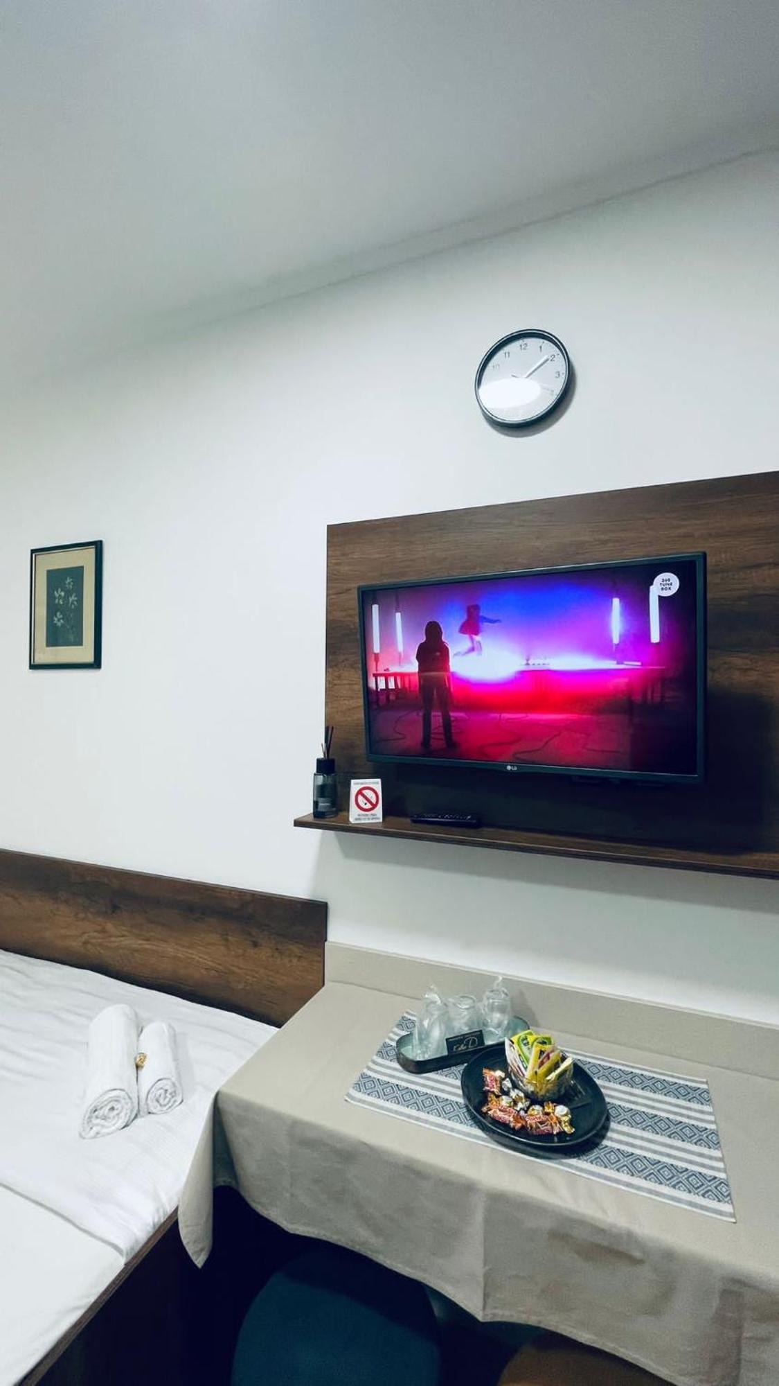 Kollar D Guest House - Prenociste Rooms Szabadka Kültér fotó